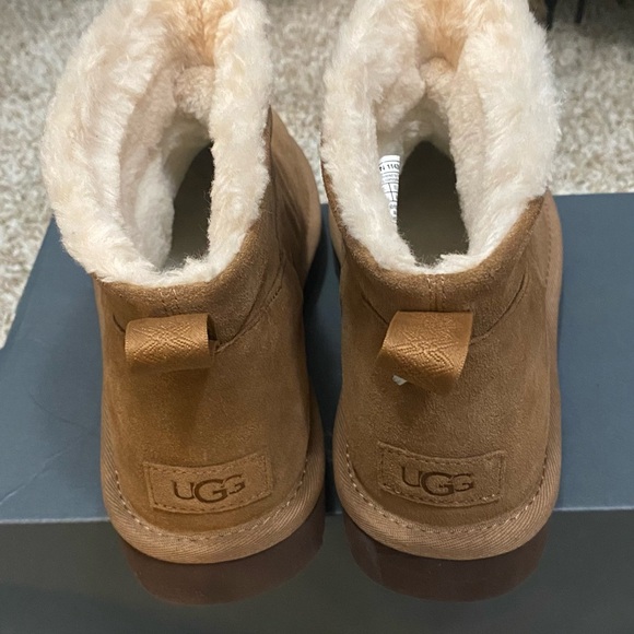 UGG CLASSIC MINI TOGGLER ANKLE WOMEN'S BOOTS New no box never worn - Picture 3 of 7